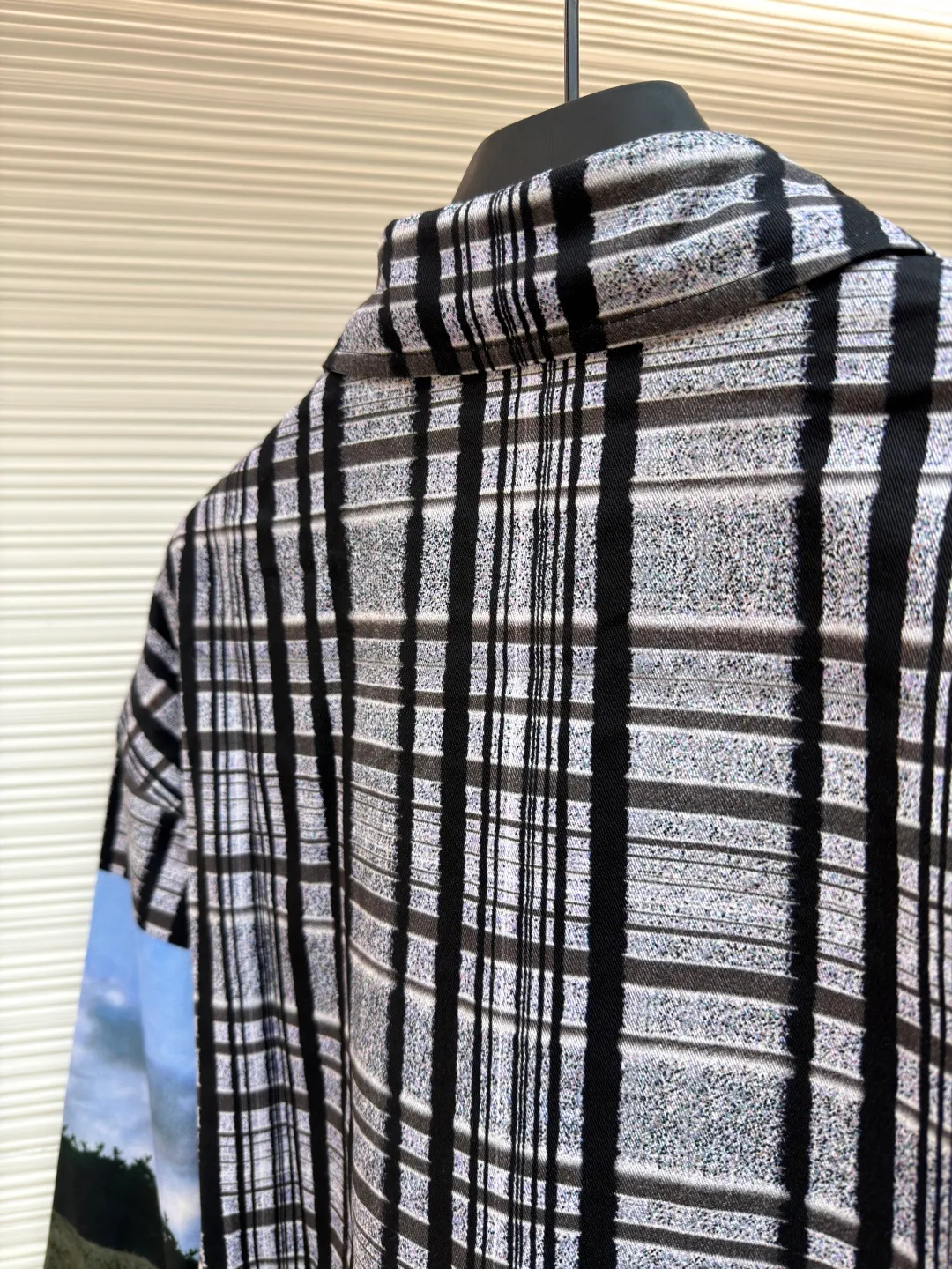 LOUIS VUITTON plaid stills printed shirt ●Original version: 13100 purchased and developed ●Item number: 1681280-B70 ●Fabric: cotton twill gauze fabric ●Technology: printing process ●Color: color printing ●Version: fitted version ●Weight: about 505 grams ●Size: XS-S-M-L ●Description: The fabric is made of [21s*16s Cotton twill gauze card], [warp and weft density 128*60], purchased the Y version [scanning flower positions to make printing drawings], using [semi-bleached cloth], paper pattern positioning flowers in each position to perfectly restore the Y version flower position, using [digital paint direct injection printing technology] printing, [laser burning] precise cutting Cut-out pieces, front and rear panels [horizontal line counterpoint flowers], front panel [restored flowers], double front patch pockets all [restored flowers], back panel + collar + collar line [vertical stripes counterpoint flowers], the entire garment requires extremely high accuracy in the printing package, and comes with [glossy topcoat square holes with logo hand-stitched buttons]. The overall wiring is straight and delicate, the fabric is comfortable and soft, and the color is consistent without color difference. It can be matched with the same style to create a fashionable look and control various occasions. Customized accessories, complete with three standards, same style for men and women!